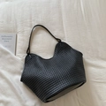 Schwarze gewebte Beuteltasche mit langem Schultergurt in stilvollem minimalistischem Design - Schwarz