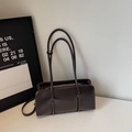Sac à bandoulière rectangulaire marron foncé minimaliste avec finition en cuir brillant - Sans pendentif / Café
