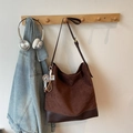 Dunkelbraune Shopper-Tasche aus Wildlederimitat mit Lederboden und Bommel-Anhänger - Mit Anhänger / Braun