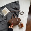 Vista dettagliata della borsa a secchiello vintage marrone con monogramma e ciondolo - Caffè Con Ciondoli