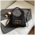 Borsa a spalla in tela nera con cinturini in pelle marrone e ciondolo orsetto carino - Nero (con pendente)