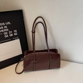 Sac baguette rétro marron foncé en cuir verni brillant avec fines doubles bandoulières - Sans pendentif / Marron