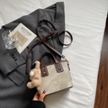 Beige en bruine emmertas met pluche beer hanger en een verstelbare schouderriem - Grijsbruin Met Hanger