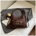 Borsa hobo in camoscio marrone scuro con tasca frontale decorativa e ciondolo a orso - Caffè (Con Ciondolo)