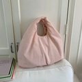 Dettaglio di una borsa tote imbottita rosa pallido con una texture soffice e morbida - Rosa Chiaro