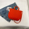 Sac fourre-tout matelassé orange vif en nylon avec motif de losanges et bandoulière - Orange
