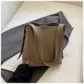 Schicke khakibraune Bucket Bag aus Kieselleder mit breitem Gurt für den Alltag im Büro - Grau