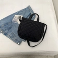 Borsa a tracolla nera trapuntata con motivo a rombi e tracolla regolabile in tessuto - Nero