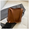 Braune Beuteltasche aus Leder mit Litschi-Struktur und breitem Schultergurt für Damen - Braun