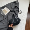 Borsa a secchiello a mezzaluna nera minimalista con tracolla regolabile - Nero senza ciondoli