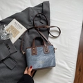 Blauwe denim crossbody emmertas met bruine leren bies en gouden ZENE & BAG-logo - Blauw Zonder Bedeltje