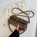 Borsa a tracolla rettangolare marrone retrò in pelle testurizzata con fibbia e cinturino - Kaki