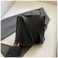 Schicke schwarze Bucket Bag aus Leder mit Lychee-Maserung und breitem Schultergurt - Schwarz