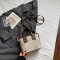 Beige canvas bucket bag met bruine leren bies en een verstelbare schouderriem - Grijs En Bruin Zonder Accessoires