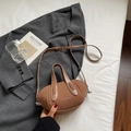 Borsa a tracolla semicircolare in pelle marrone con tracolla e manici superiori - Marrone senza ciondoli