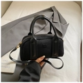 Schicke schwarze Wildleder Boston Handtasche mit COIN '2DN Logo und Lederriemen - Schwarz