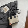 Stijlvolle beige emmertas met zwart lederen bies en gouden ZRKE & BAG-tekst - Grijs En Zwart Zonder Hanger