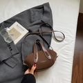 Borsa a tracolla marrone con monogramma in ecopelle e tracolla regolabile - Caffè senza ciondolo