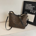 Schicke Beuteltasche mit Leopardenmuster, schwarzen Lederriemen und Golddetails - Kaffeebraun