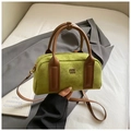 Grasgrüne Wildleder Boston Tasche mit braunen Ledergriffen und verstellbarem Riemen - Grün