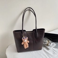 Dettaglio di borsa tote vintage marrone con portachiavi a forma di orsetto e zip di chiusura - Caffè Con Pendente