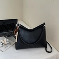 Bolso de hombro retro en cuero sintético negro con cuentas de madera y logo sencillo - Negro Grande