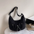 Bolso bandolera de nailon negro plisado con correa ajustable y detalles de cordón - Negro