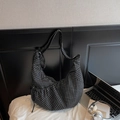 Sac hobo minimaliste à carreaux noirs et blancs présenté avec un ordinateur portable - Noir