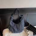 Détail du sac à bandoulière à carreaux bleu foncé avec cordon latéral et texture toile - Bleu