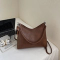 Bolso tote vintage color marrón caramelo con correas dobles y colgante retro - Marrón Grande