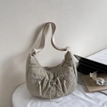 Bolso de hombro media luna en nylon verde guisante con bolsillos de cremallera y cordón - Blanco Roto
