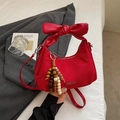 Chic red square shoulder bag with a bow handle and decorative wooden beads - With Charm / Red