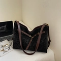 Große Shopper-Tasche mit Leopardenmuster, braunen Lederriemen und goldenen Metallteilen - Schwarz