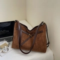 Große Shopper Tasche aus braunem Wildleder mit Lederriemen und goldenen Details im Büro - Braun