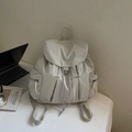 Detalle de mochila de nailon gris claro con tela texturizada y bolsillo lateral con cremallera - Blanco Roto