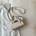 Elegante beige Leder-Umhängetasche mit Seidenschal-Griff und silbernen Akzenten - Weiß