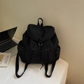Vista detallada de la mochila de nailon negro con solapa y bolsillos con cremallera - Negro