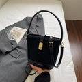 Schicke schwarze Beuteltasche mit gestepptem Wildleder und eleganten Goldakzenten - Schwarz
