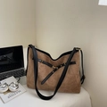 Große Retro-Tragetasche aus braunem Wildleder mit schwarzen Riemen für den Alltag - Khaki