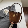 Braune Eimertasche aus gestepptem Wildleder und Leder mit goldenen Metallteilen - Braun