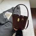 Retro Eimer Tasche in Kaffeebraun aus Wildlederimitat mit Goldverschluss - Kaffeebraun