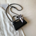 Minimalistische schwarze Handtasche mit Litschi-Textur und schickem bedrucktem Seidenschal - Schwarz