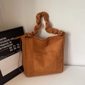 Bolso de hombro de ante marrón caramelo con asas plisadas y bolsillo exterior de estilo retro - Marrón