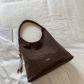 Detalle del bolso tote vintage marrón oscuro con textura de cuero y adorno de cuentas - Marrón