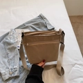 Borsa a tracolla quadrata in nylon kaki con tasca a zip e ampia cinghia in tessuto - Cachi