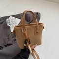 Detalle del bolso de cubo acolchado caqui con flecos de cuentas de madera y textura - Caqui