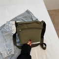 Borsa a tracolla in nylon verde oliva da donna con tracolla regolabile e tasca zip - Verde
