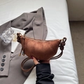 Borsa a mezzaluna in camoscio color caramello con dettaglio del manico annodato - Marrone
