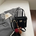 Bolso tipo cubo de terciopelo negro con herrajes dorados y colgante de peluche - Negro