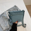 Borsa a tracolla in nylon azzurro con tasche a cerniera e stile tela lavata - Blu Nebbia